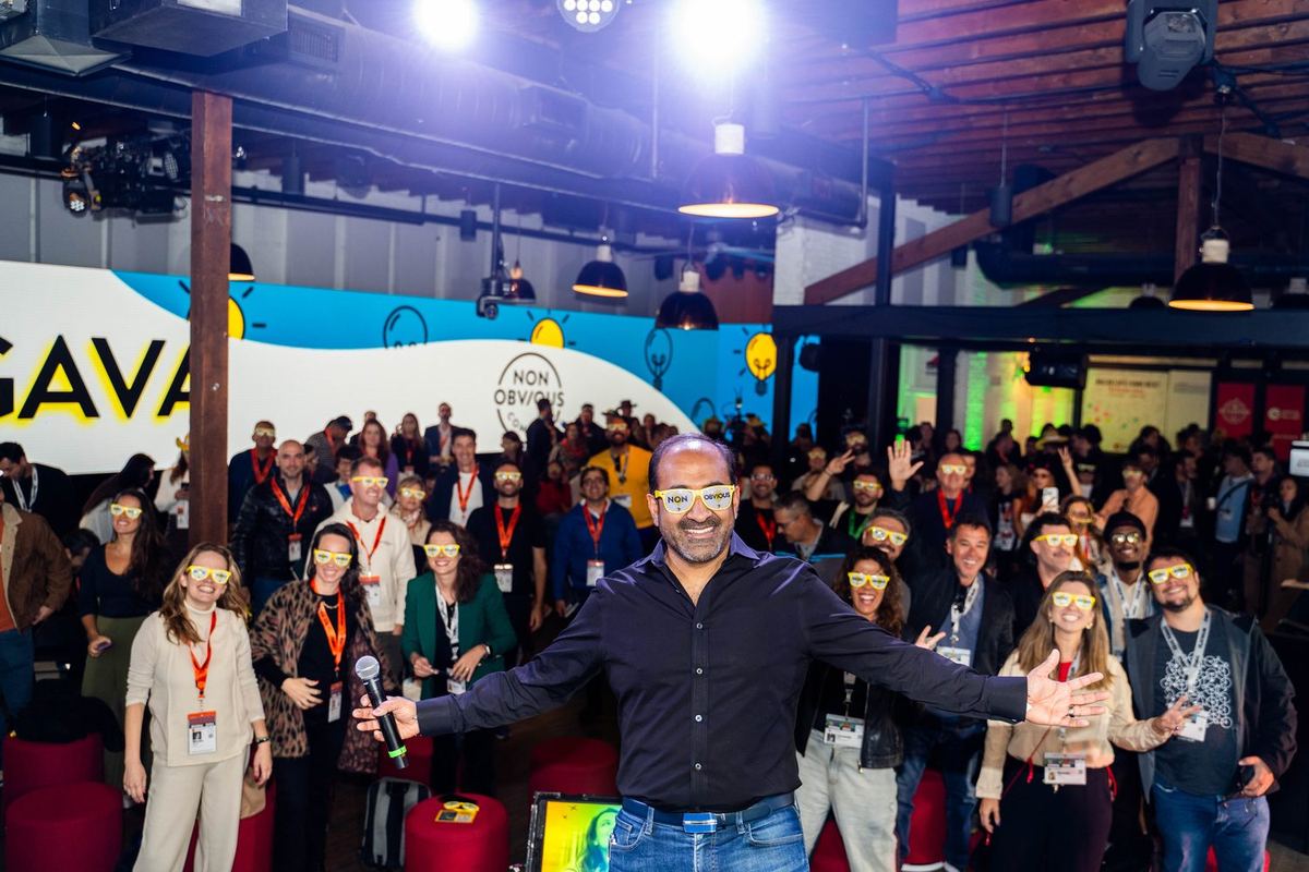 Rohit welcoming a crowd at a Non-Obvious 7 Minute Meetup