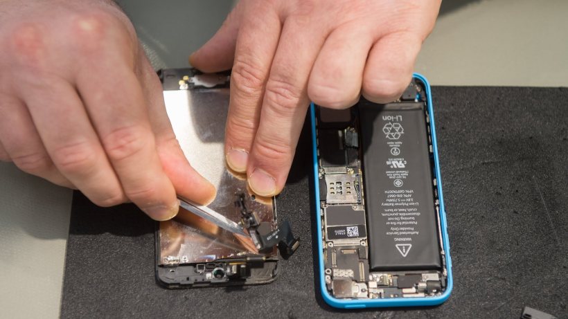 Touch Deprivation, Martian Passport Stamps and the Rise of the Right To Repair Movement issue artwork