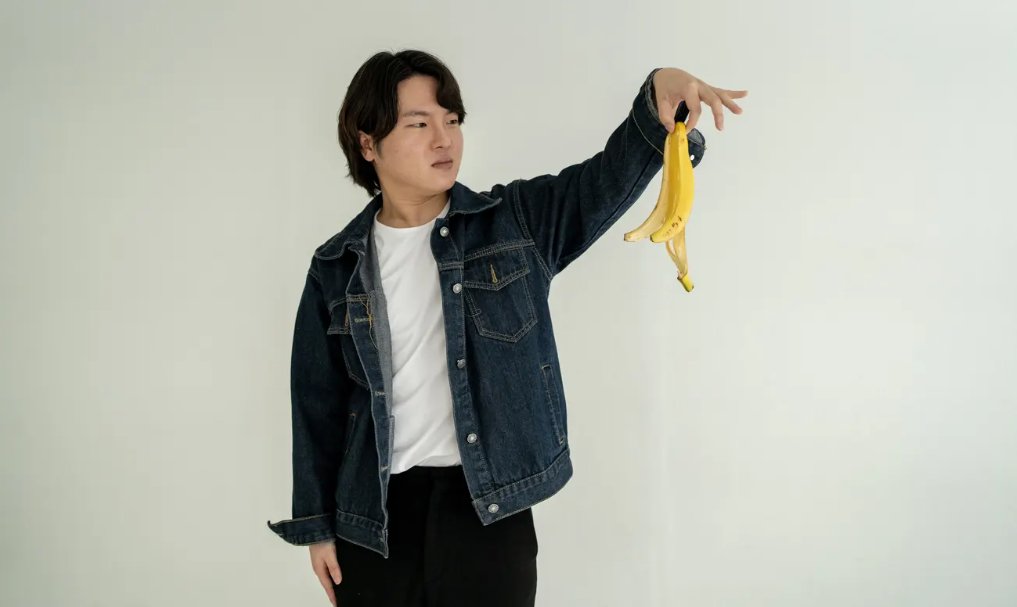 Hackers Discover Tesla's "Elon Mode," Student Eats $120k Banana + Nokia Reinvents Mobile issue artwork