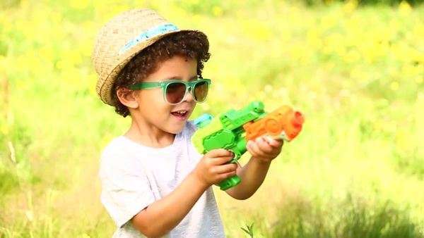 Aussie Restaurant Gives Diners Water Pistols To Fight Seagulls