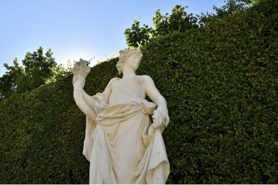 featured image for Talking Statues, Paint That Sweats, the Rebirth of Digg and an Underdog Politician